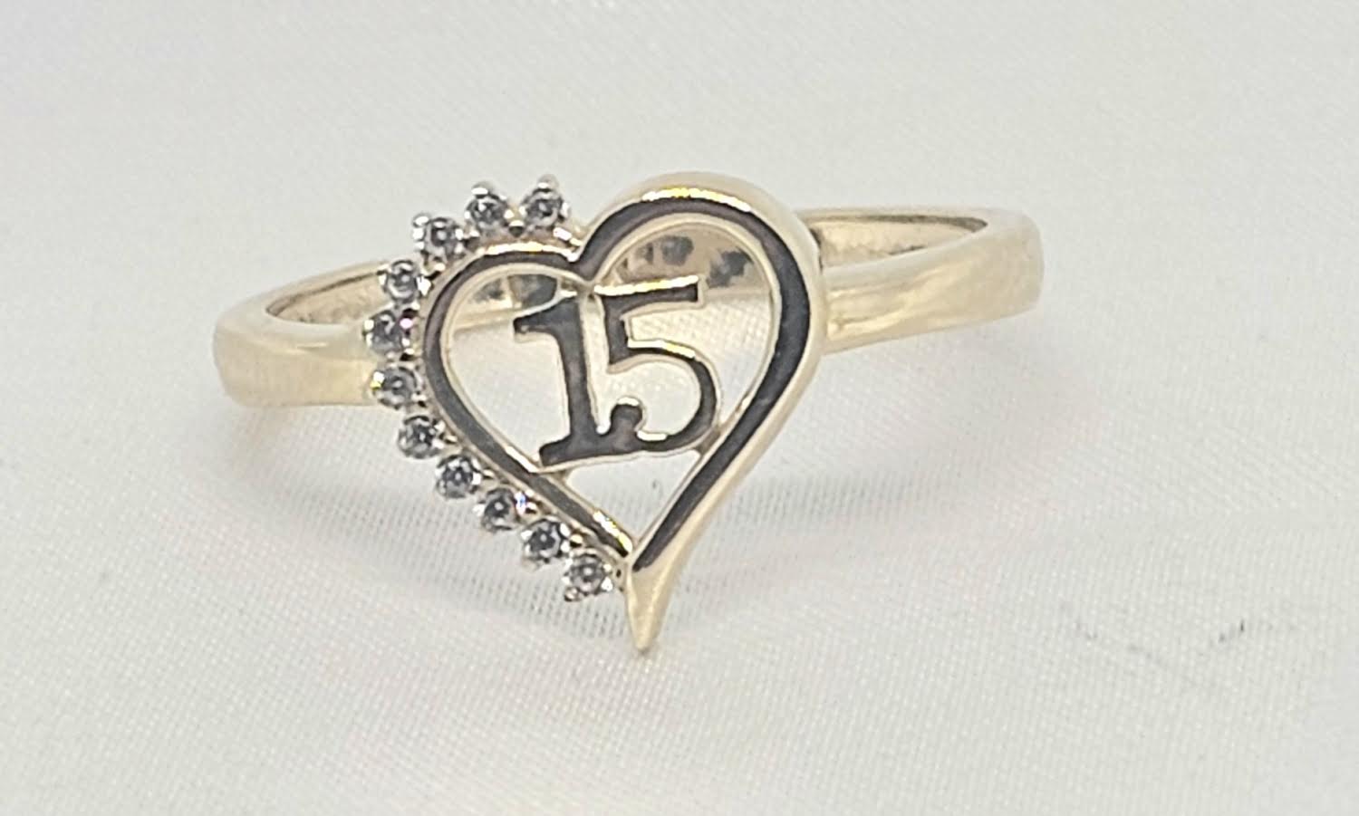 Sortija de 15 con Corazón mitad CZ, 14k
